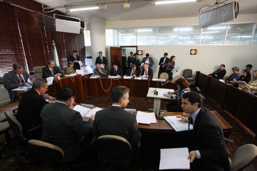 Deputados durante reunião da CCJ que ocorre todas às terças-feiras, às 13h30. 